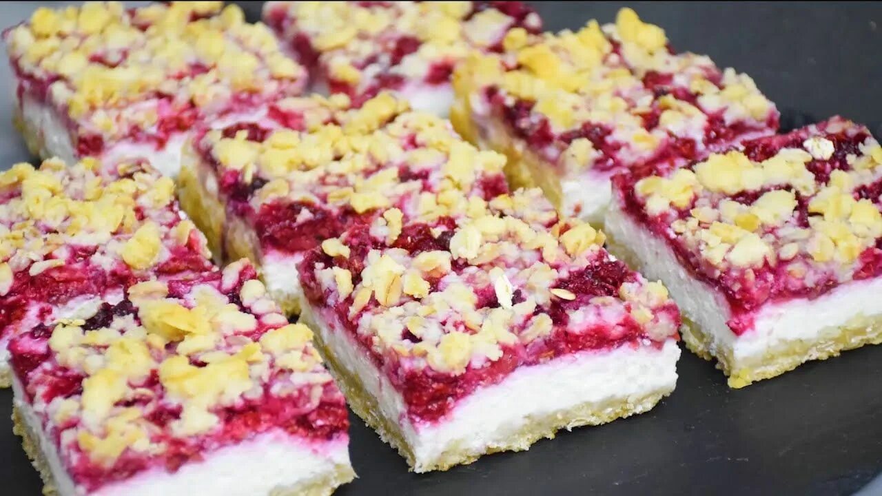 Творог с малиной. Сочники с творогом. Вкусные творожные начинки. Вкусная выпечка из творога. Булочки с начинкой.