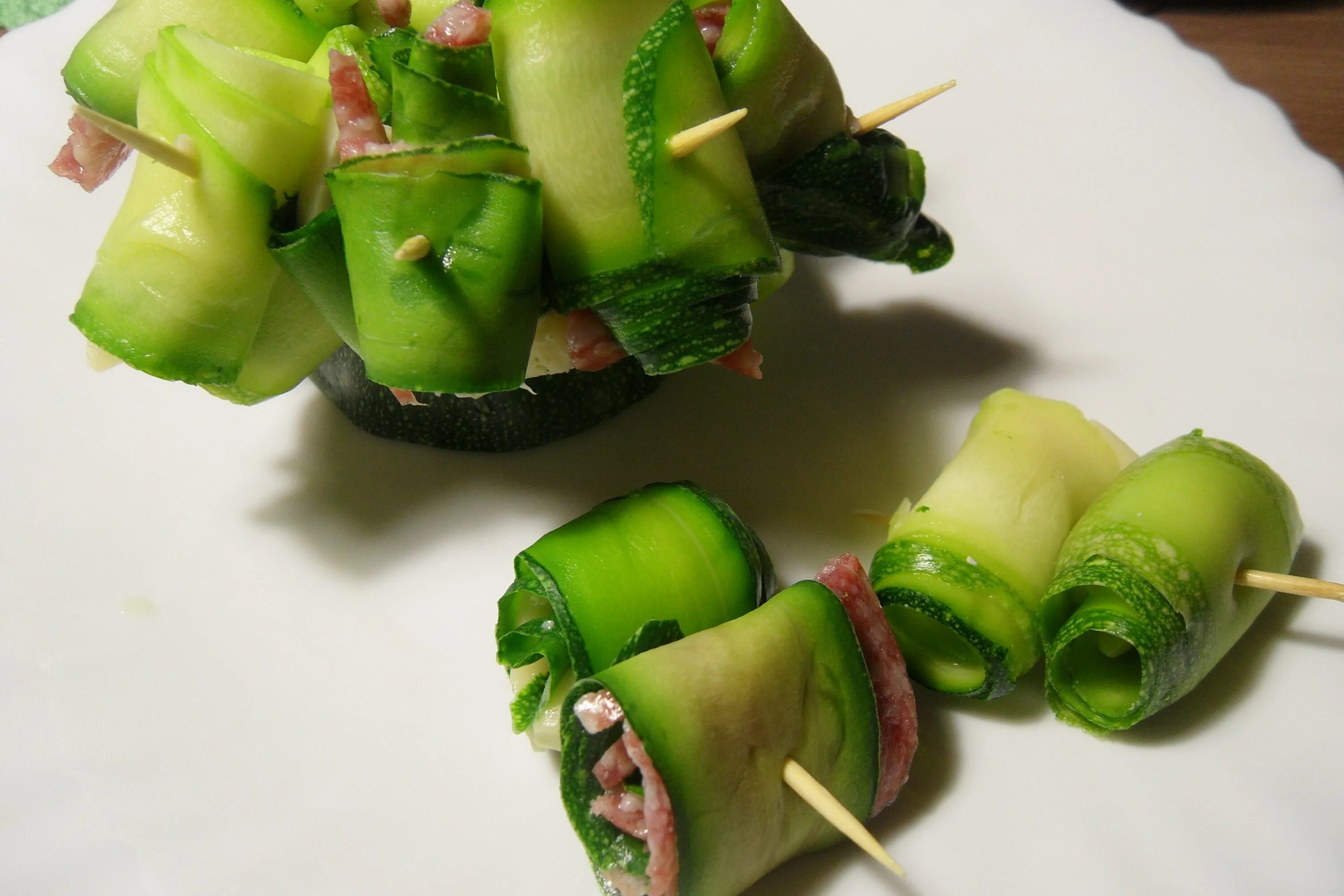 Роллы с цукини. Роллы из цукини. Канапе цуккини. Кабачки с творожным сыром. Роллы из цукини.