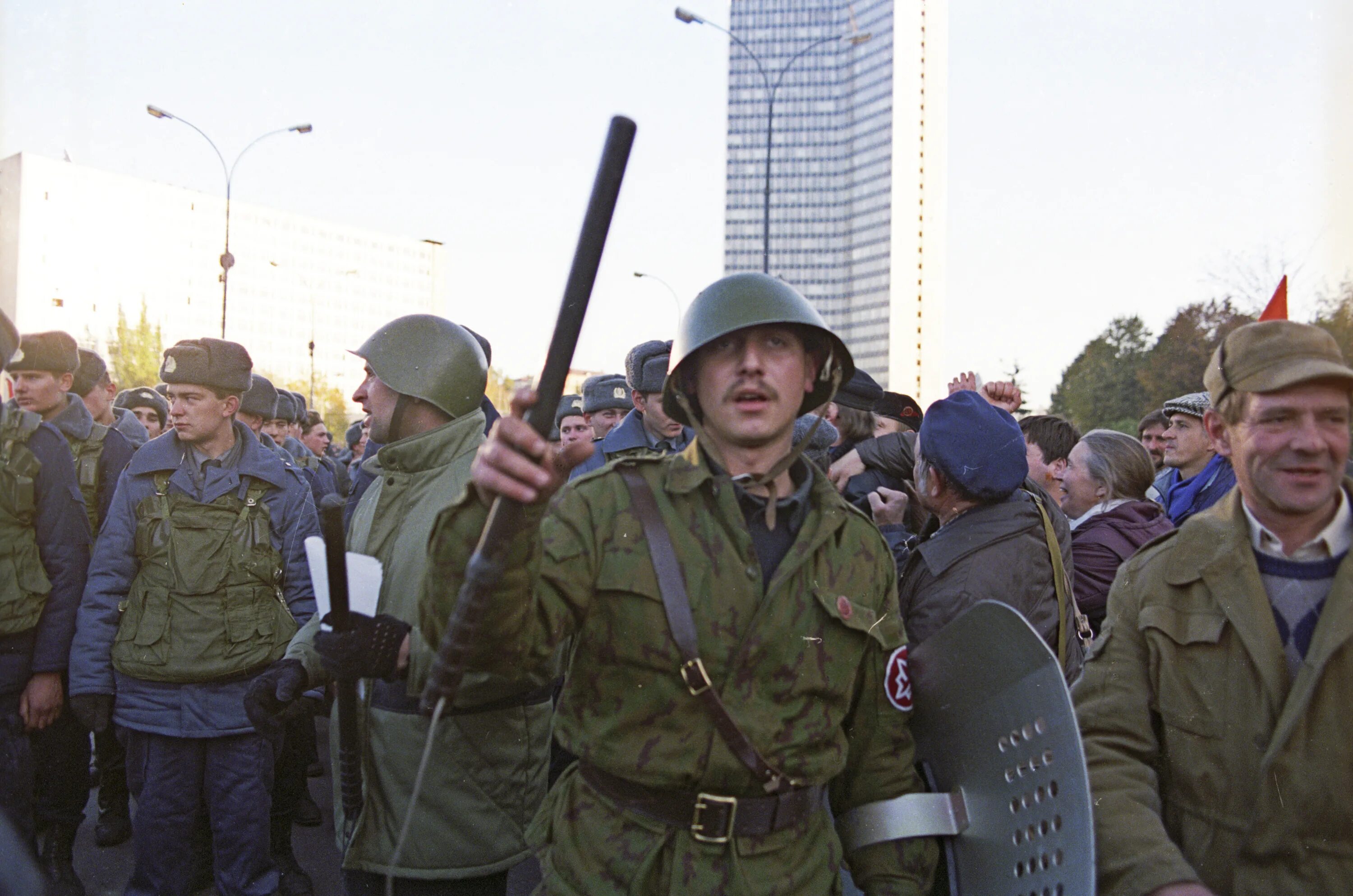 Что происходило 4 октября года. Белый дом 1993 баркашовцы. рне 1993 белый дом. баркашовцы октябрь 1993. 4 октября 1993 рне.