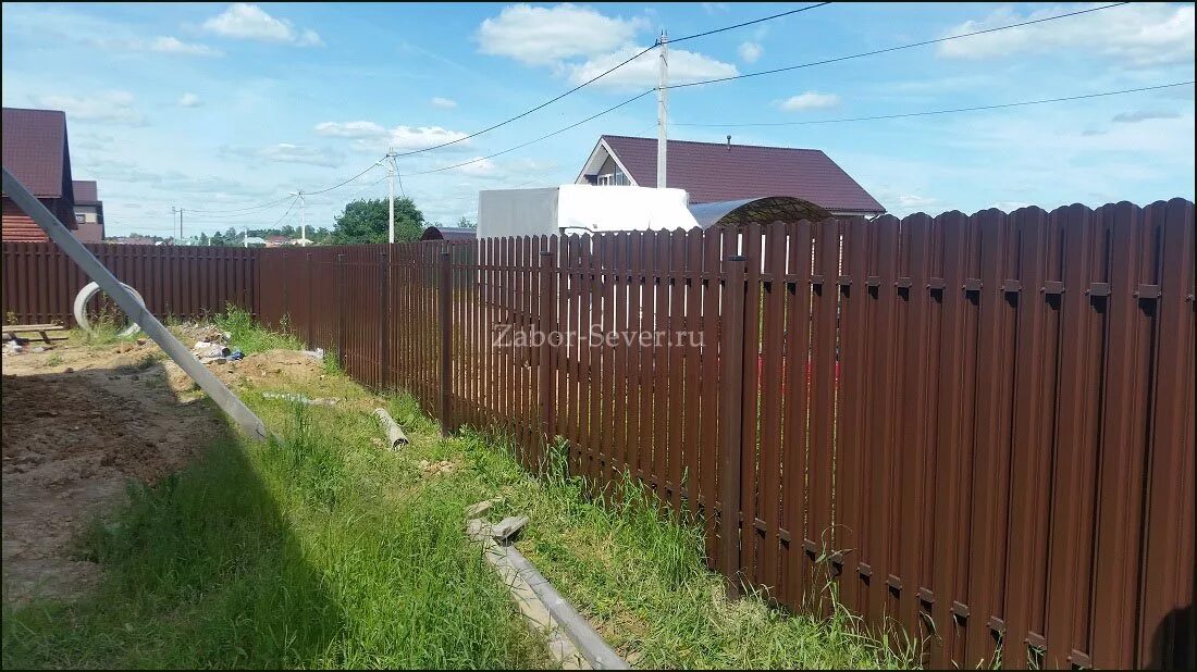 Забор под ключ московская область калькулятор. Забор под ключ Владимирская область. Забор под ключ Московская область цена. Евроштакетник белый на фоне туй фото.