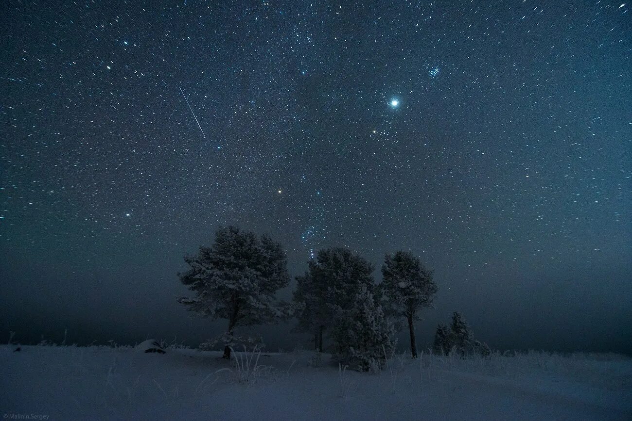 Ночное небо зимой. Фото: ясная морозная ночь с месяцем на небе. Зимний пейзаж ночью. Зимний ночной пейзаж. Сказочный ночной зимний лес.