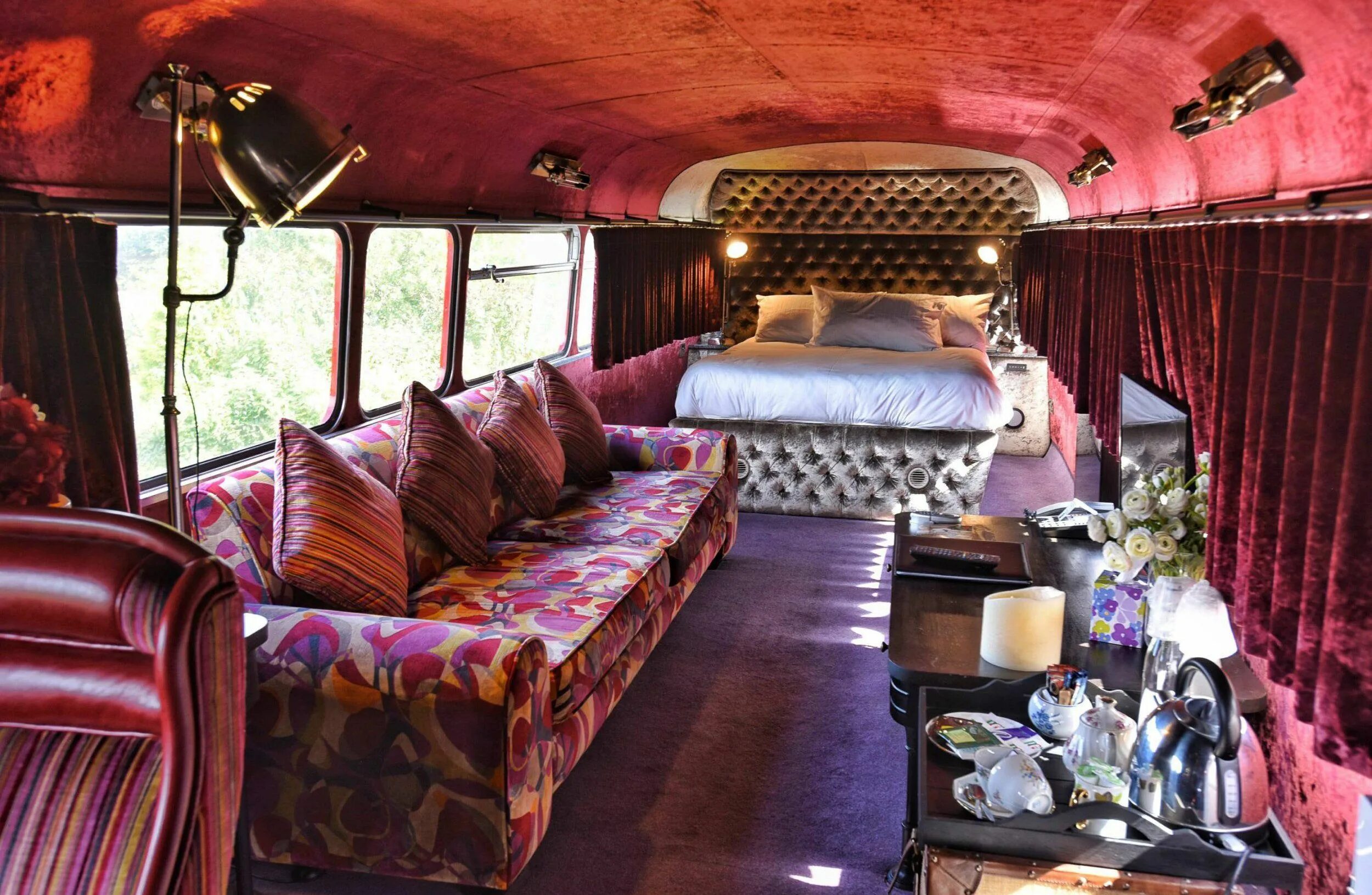 Отель из автобуса. Двухэтажный автобус в лондоне. Передвижные отели. Автобус гостиница 6. Автобусы для путешествий семьей.