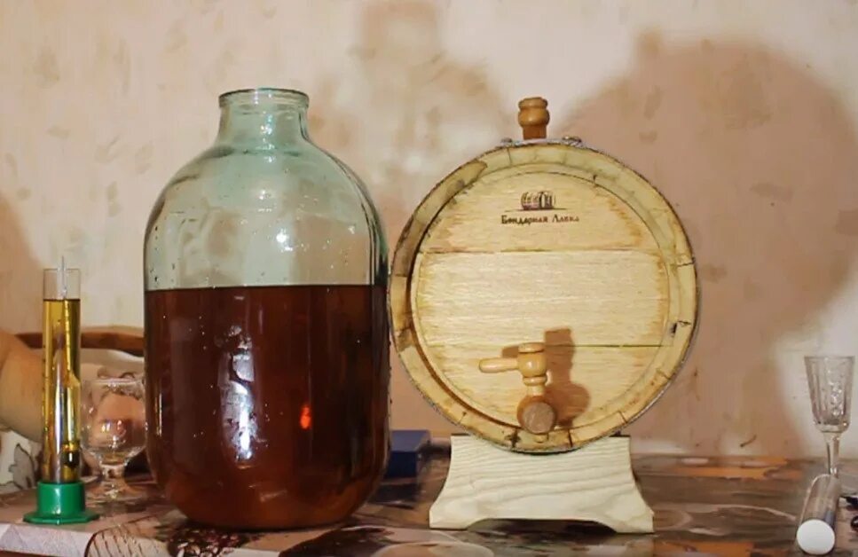 Самогон кальвадос из яблок. Яблочный самогон кальвадос. Цвет коньяка. Грушевый кальвадос для самогона. Яблочный самогон кальвадос.