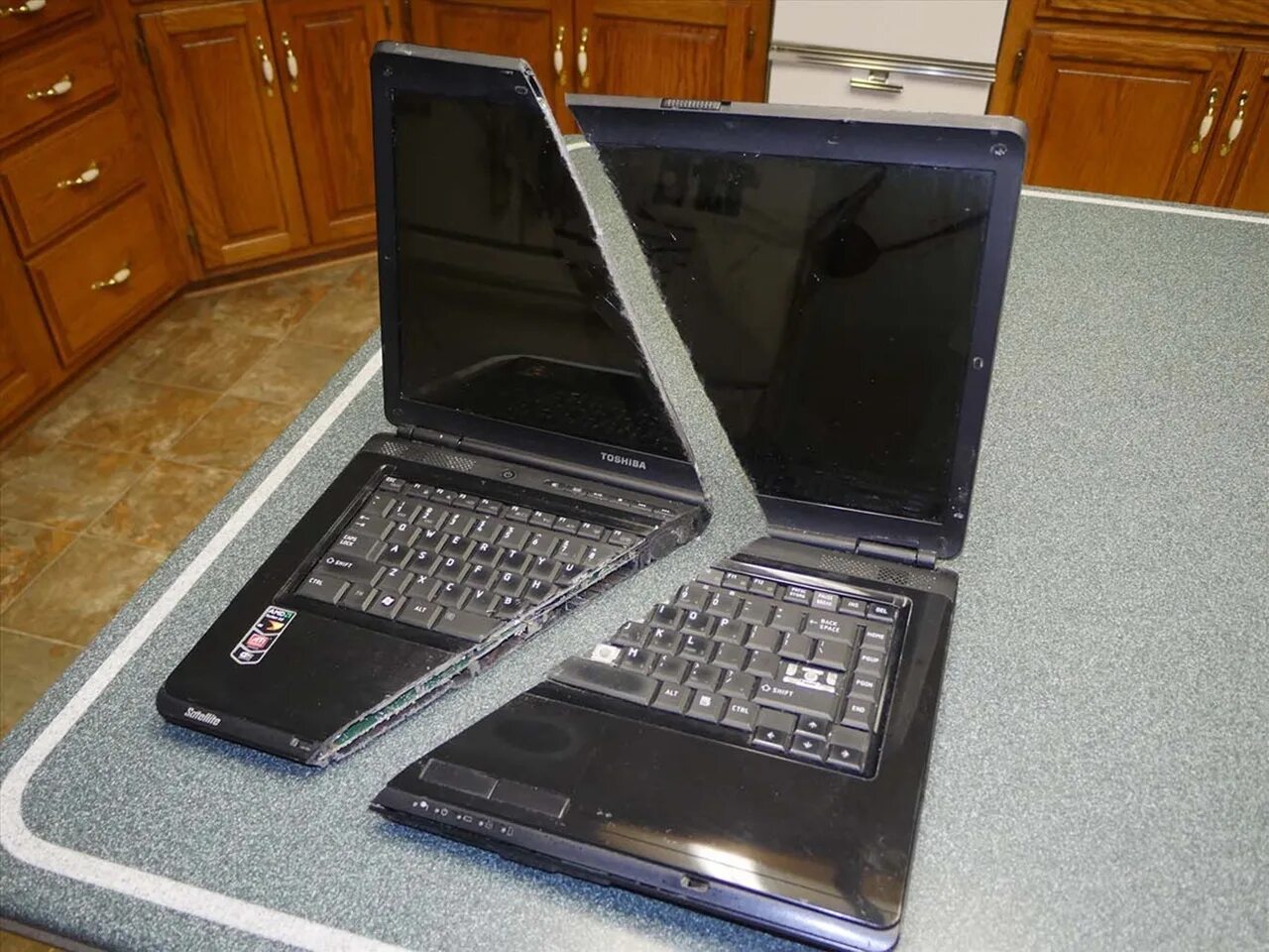 Ноутбук полетел. Сломанный ноутбук. Разбитый ноутбук. Старый сломанный ноутбук. Старый ноутбук.