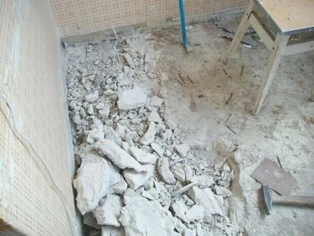 Демонтаж наливного пола. Демонтаж цементной стяжки. демонтаж бетонного покрытия. демонтаж гипсовой стяжки. обвалившийся бетонный пол.