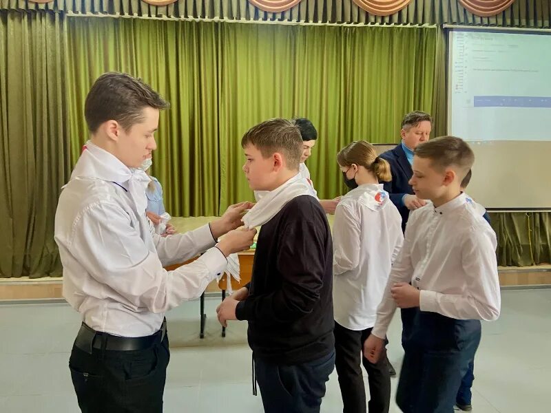Торжественное вступление в движение. Школьники в ряд. посвящение в юидовцы. торжественное посвящение. школа 3 емельяново.