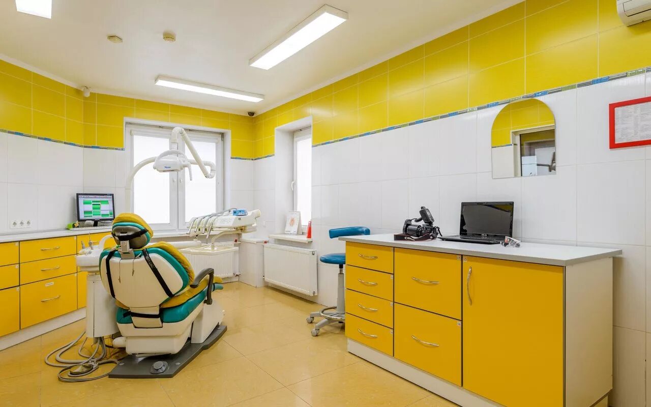 32 стоматологическая поликлиника просп наставников. Стоматология Томсон наставников. Кабинет стоматолога желеый. Жёлтый кабинет зубного. Клиника фото.