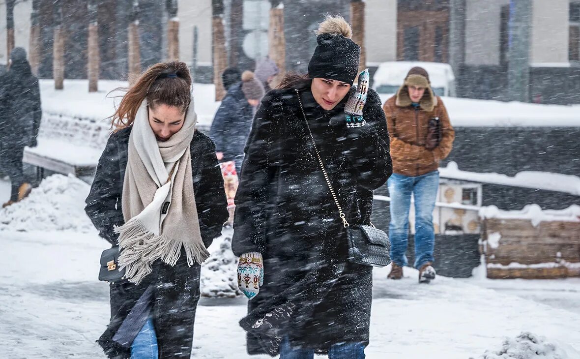 Люди зимой. Зимой без шапки. Зимние прохожие. Люди в Москве зимой. Когда можно ходить без шапки