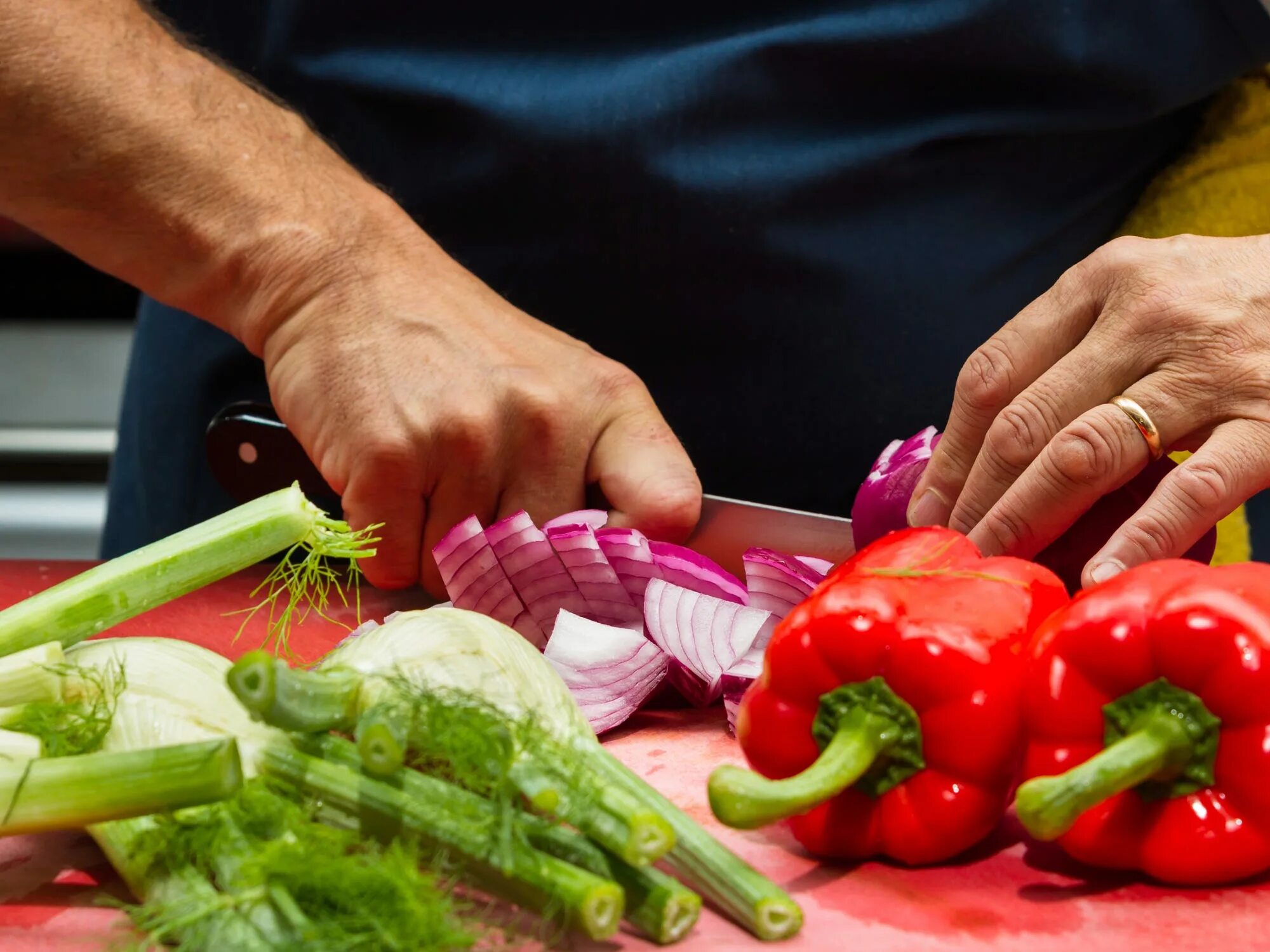 Cut vegetables. Резать овощи. Нарезание овощей. Повар нарезает овощи. Порезанные овощи.