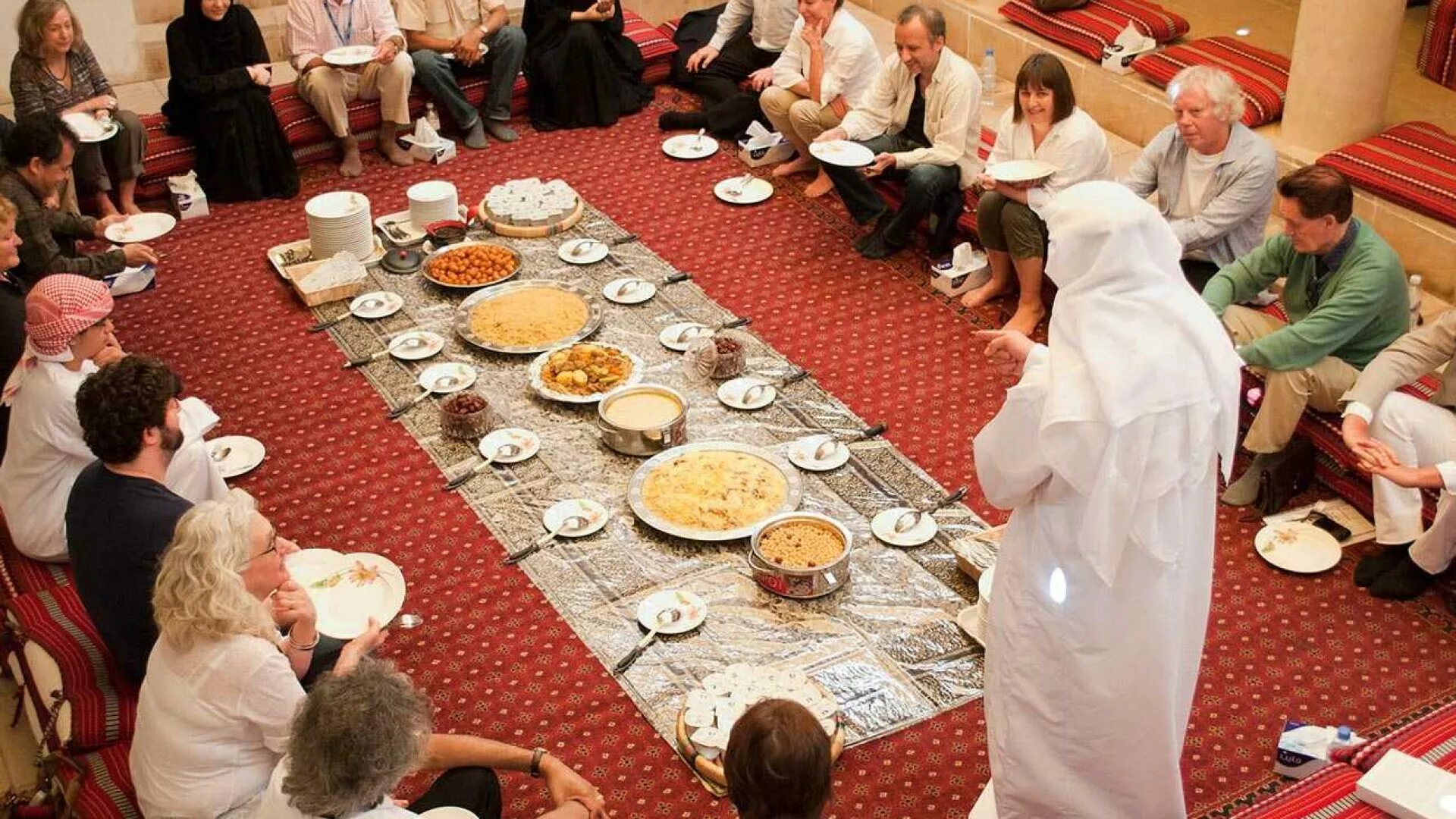 Ужин у мусульман. Арабское застолье. Гостеприимство арабов. Гостеприимство в ОАЭ. Мусульманское гостеприимство.