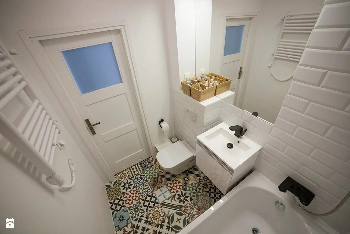 Напротив унитаза. Туалетная комната в скандинавском стиле. Санузел в скандинавском стиле. Туалет в скандинавском стиле. Ванная с туалетом.
