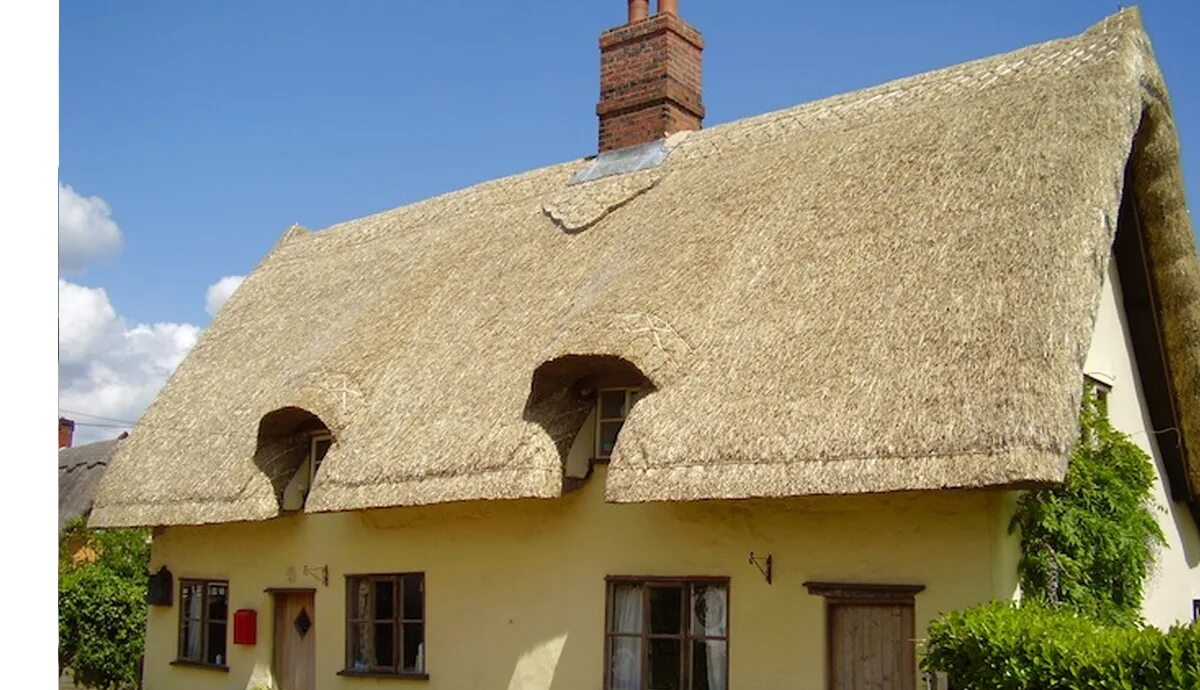 Соломенные крыши в России. Дом с соломенной крышей. Деревянный дом с соломенной крышей. Крыша из соломы.