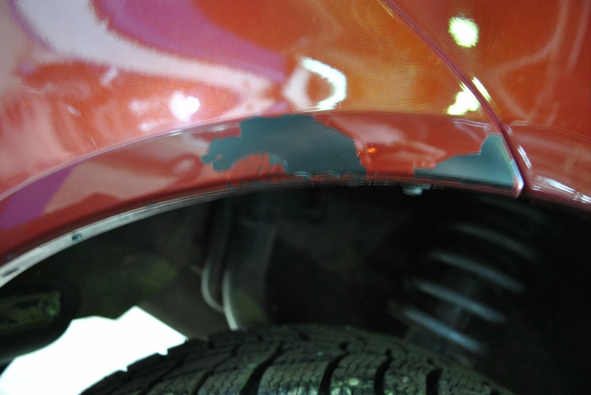 Полез лак на авто. Лак полез на бампере. слез лак на авто. отслоилась пленка с бампера. облезает лак на фарах автомобиля.