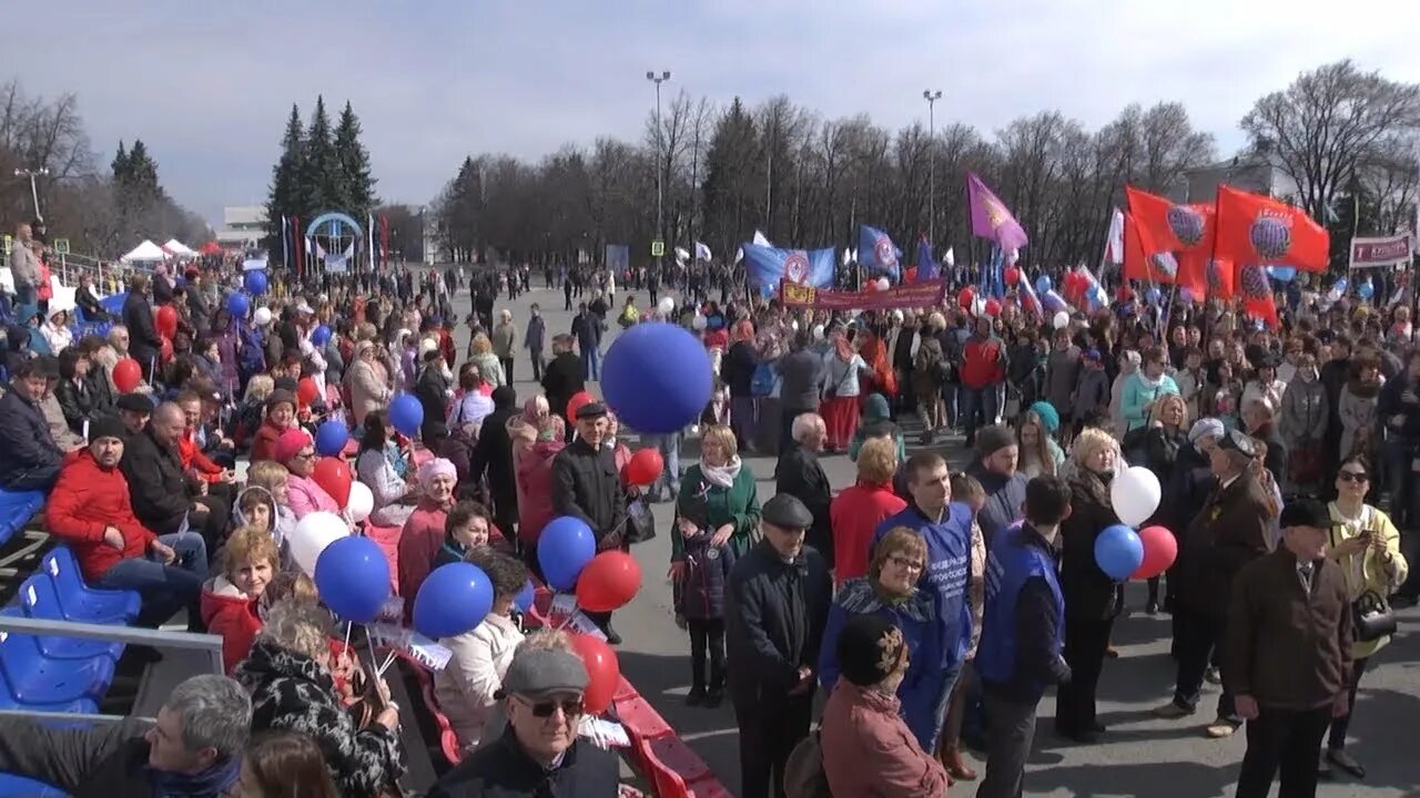 Первомайская демонстрация. Парад митинг. Демонстрация первого мая. Митинг 1 мая