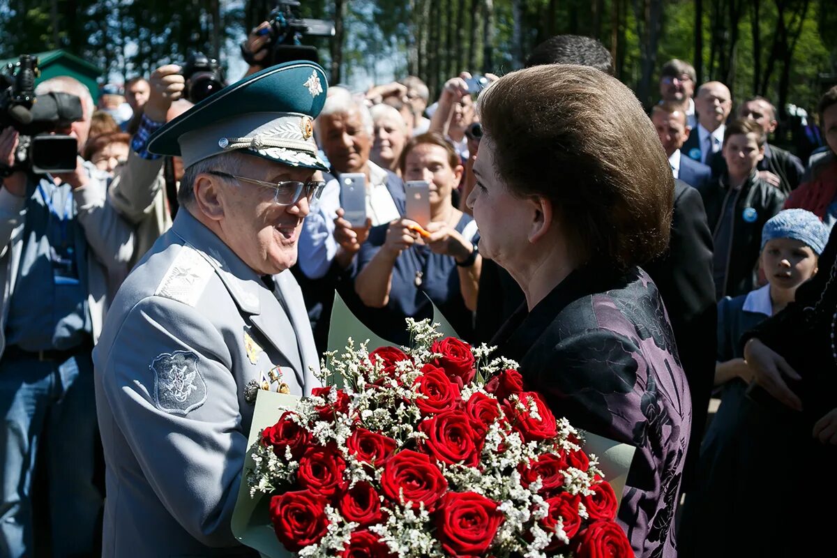 Пенсионер мо. Терешкова с медалями. Награды Терешковой фото. Красивый букет для Терешковой.