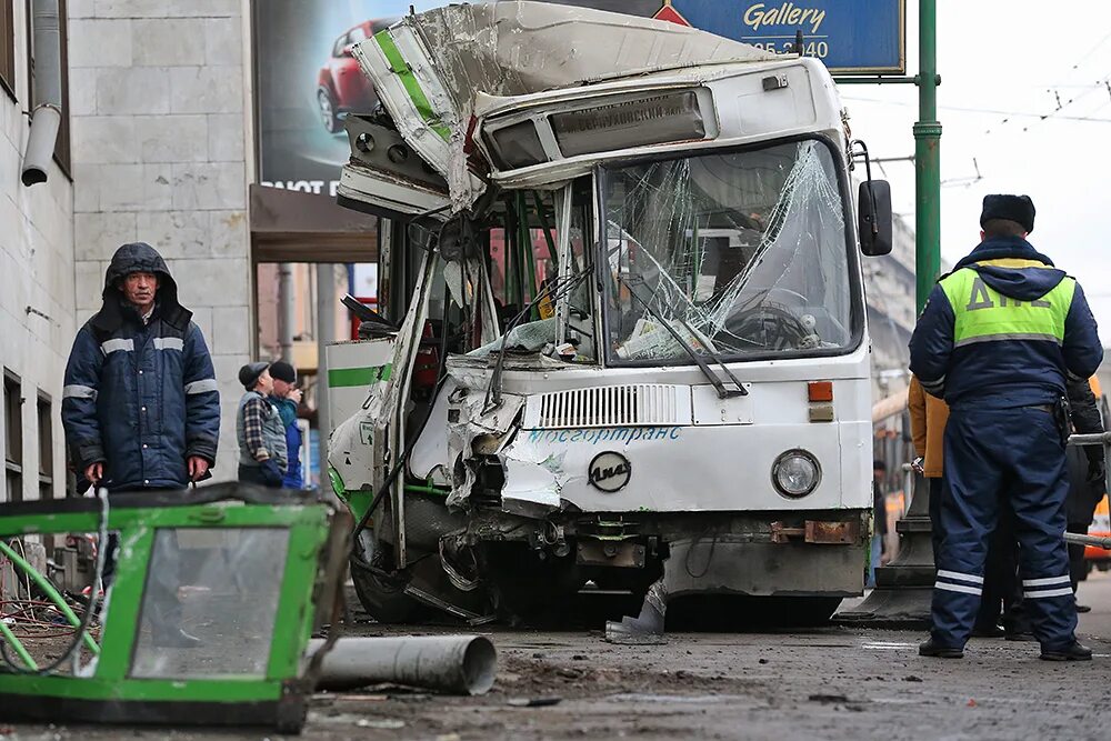 6 января 2014 года. Аварии городских автобусов. Аварии на общественном транспорте. Пассажирский автобус врезался в здание.