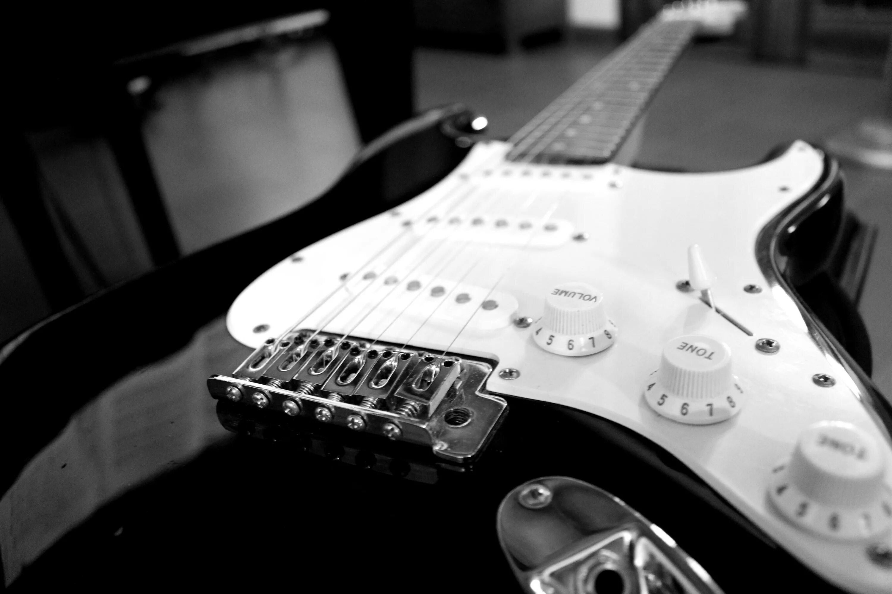 Спокойная электрогитара. Электрогитара Cort Stratocaster. Бас гитара стратокастер. Fender Stratocaster черный. Бас гитара стратокастер белая.