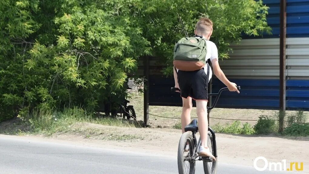 Сбитый мальчик на велосипеде. Мужик на велосипеде. Мальчика на велосипеде сбила машина. Сбили велосипедиста Омск.