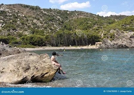Женщина нудиста на пляже Cala Taballera, Крышке de Creus, Испания. 