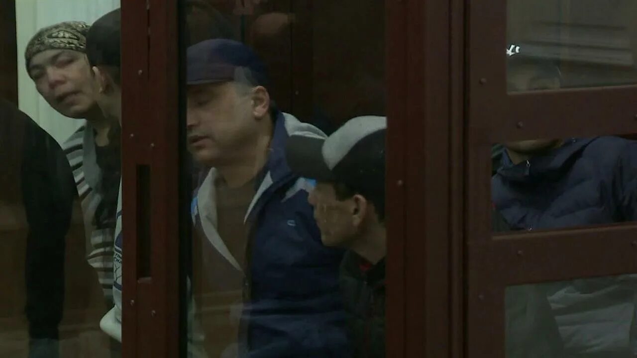 Суд скамья подсудимых. Обвиняемый в суде. Человек в суде. Теракт в петербургском метрополитене. Подозреваемый в суде.