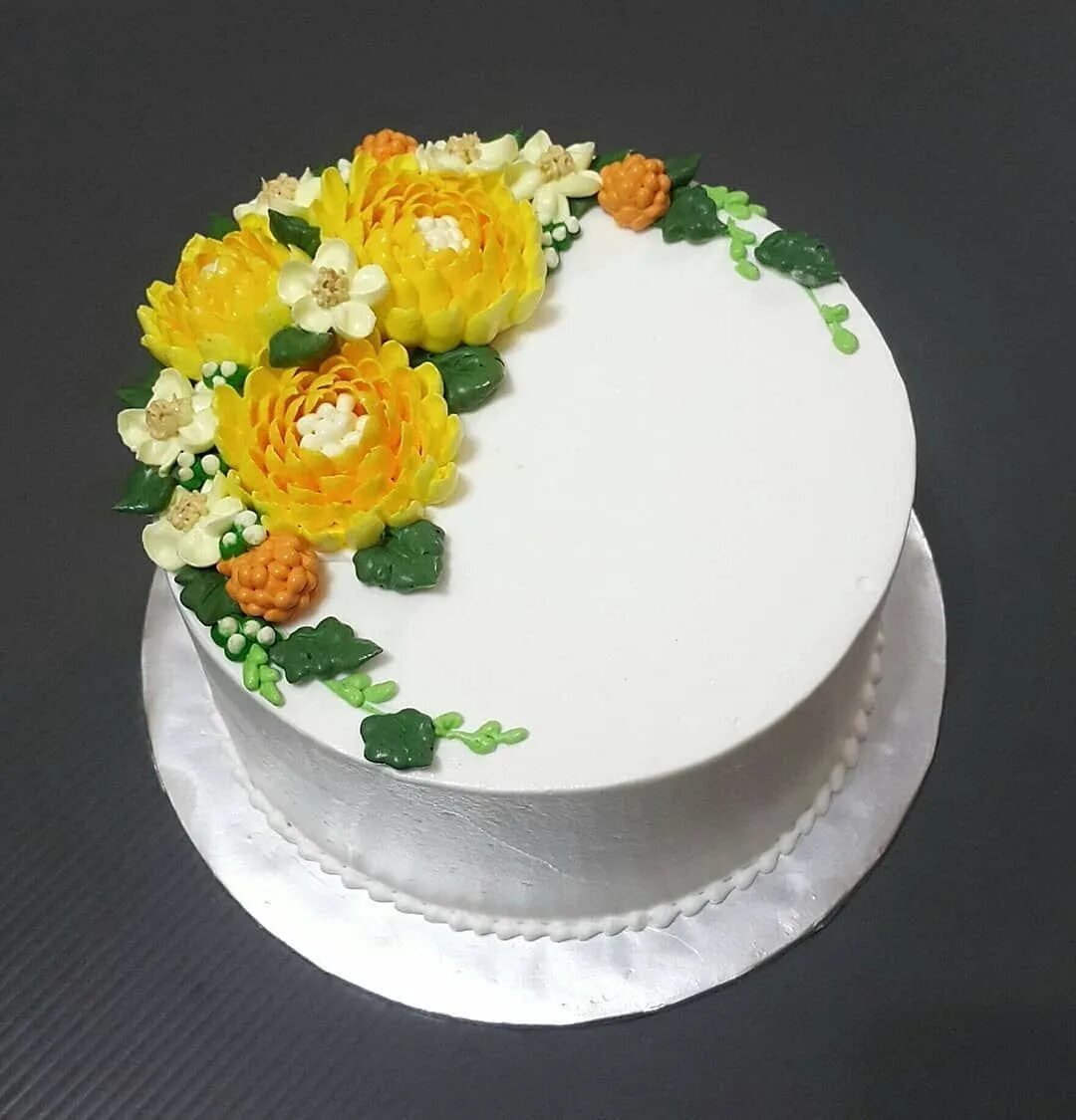 Красивый торт с хризантемами. Украшение торта хризантемами живыми. Герберы из бзк. Торт с хризантемами. Торт бзк хризантемы из крема.