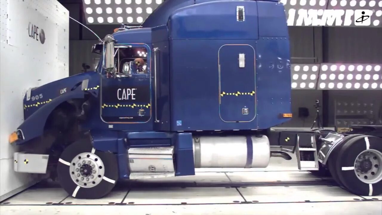 Краш тест грузовиков. Краш тест скания. Краш тест тягач. Краш тест фуры. Краш тест фуры.