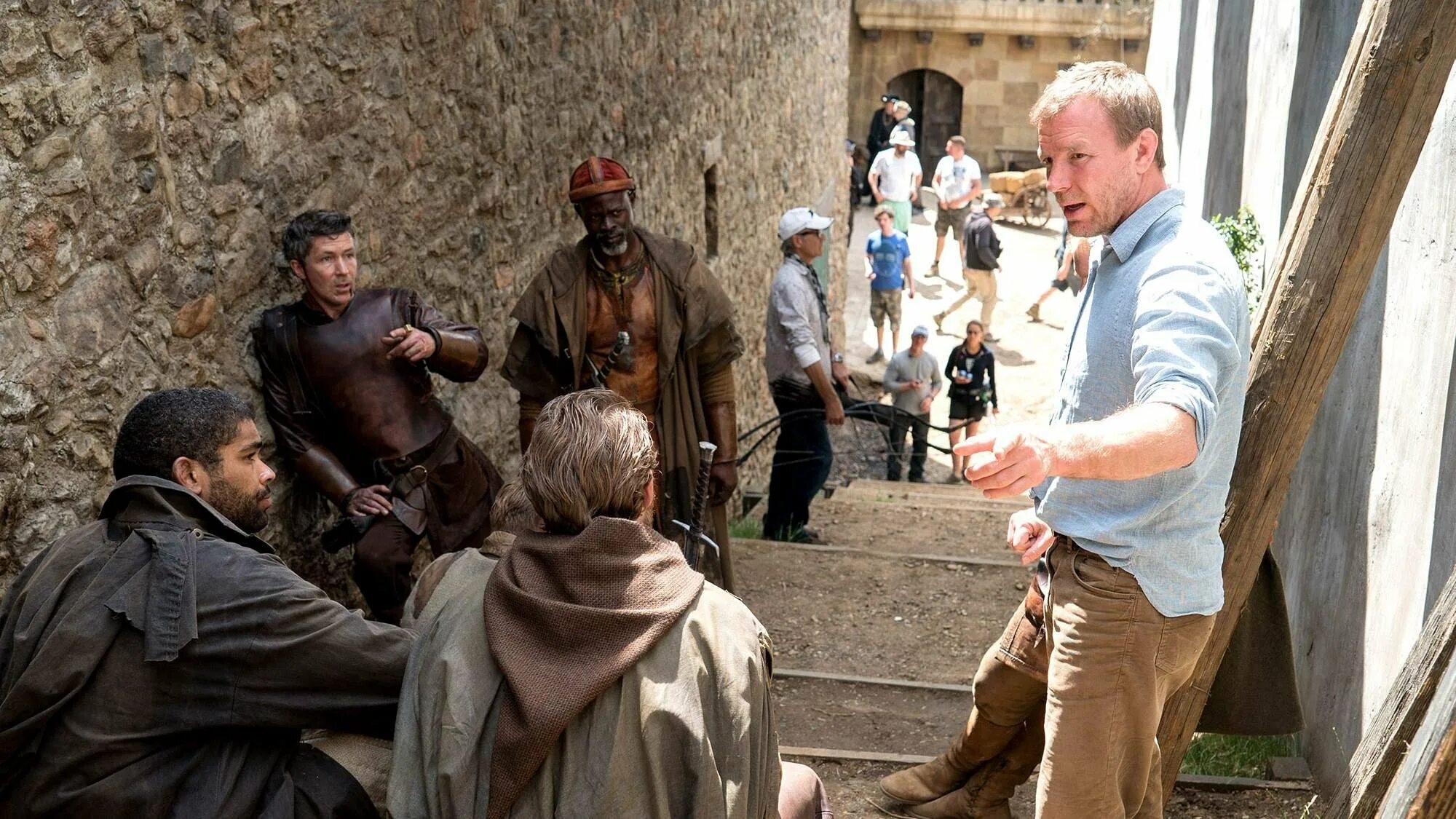 Король артур гай ричи. Меч короля гая ричи. Меч короля артура фильм гая ричи. Король артур фильм гай ричи. Чарли ханнэм меч короля артура.