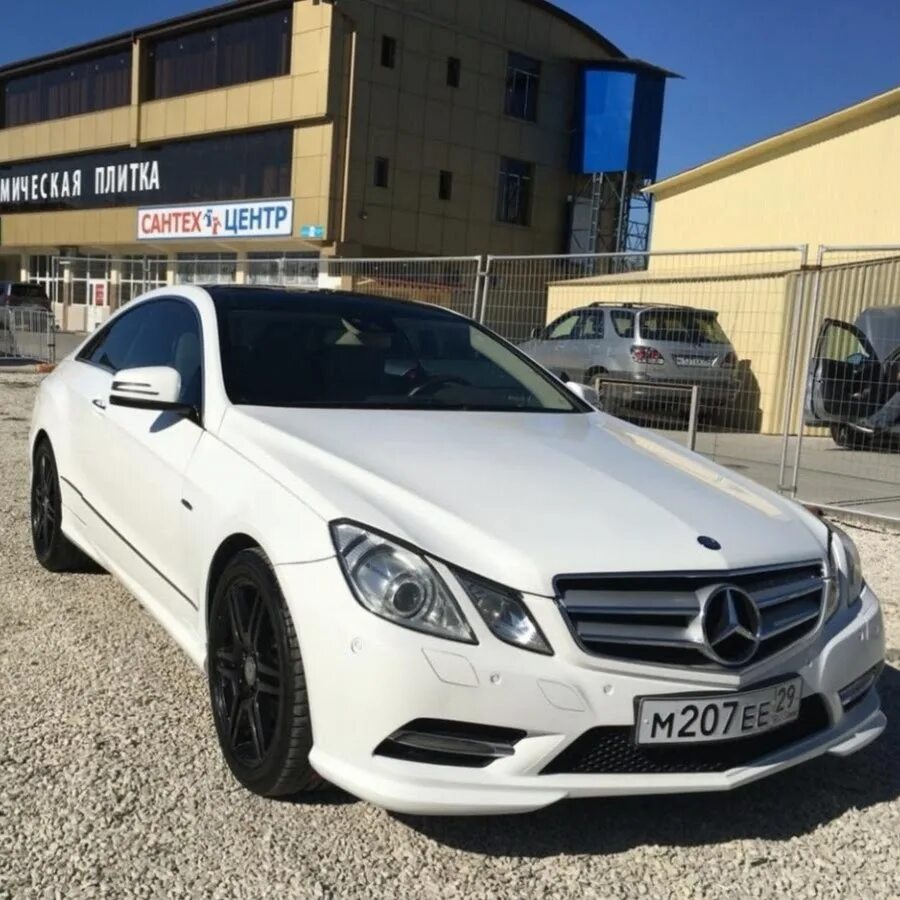 Мерседес бенц е 63 amg. Мерседес е63. Мерседес с63 амг w205. Автосалон мерседес амг. Мерседес бенц цлс 63 амг.