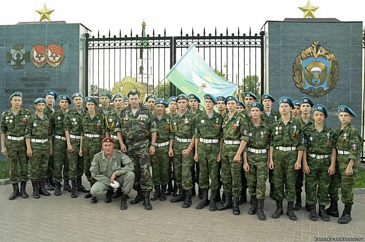 28 мая 1998 г. 28 мая 1998 г. Погран войска праздник когда. Пограничники на параде. С днём пограничника поздравления.