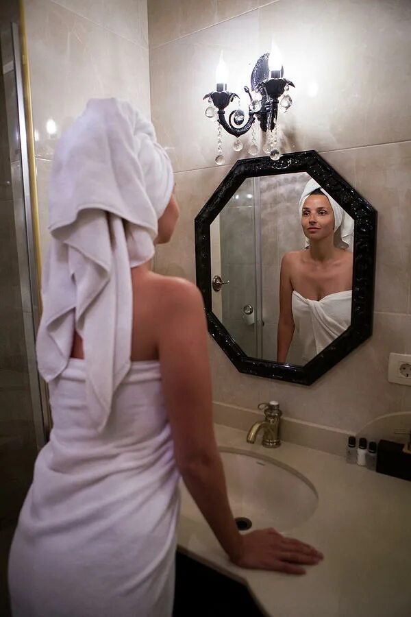 девушки в ванне перед зеркалом. девушка у зеркала в ванной. женщина перед зеркалом в ванной. отражение в зеркале в ванной. девушка перед зеркалом в ванной.