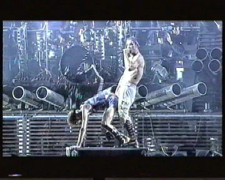 Bück dich rammstein перевод. Bück dich rammstein перевод. Bück dich rammstein концерт. рамштайн buck dich. афиша rammstein 1998.