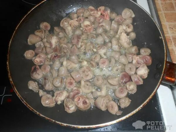 Сколько готовить сердечки на сковороде. Сердечки куриные тушеные с луком. сердечки куриные тушеные с луком и морковью. куриные сердечки с луком на сковороде. куриные сердечки с луком и морковью.