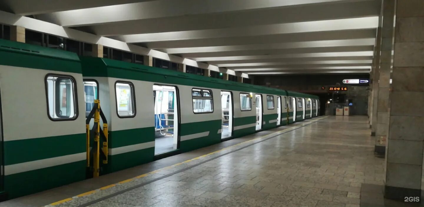 Петербургское метро станция рыбацкое. Метро рыбацкое вестибюль. Станция рыбацкое питер. 81-556 нева. 81-557.