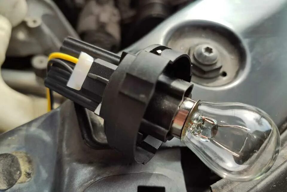 Фольксваген джетта лампа ближнего света. Замена лампы ближнего света джетта 6. Замена ламп jetta 6. Лампочка ближнего света фольксваген джетта 6. Замена ламп jetta 6.