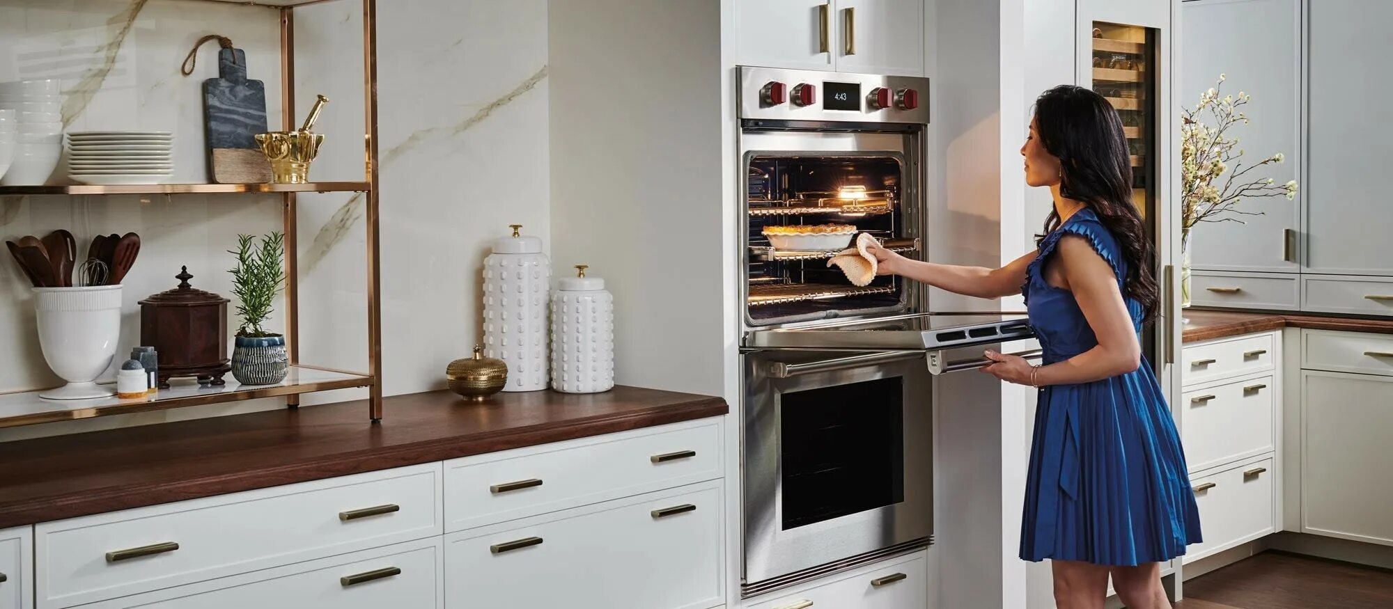 Gorenje или Electrolux духовой шкаф. Built-in Microwave Oven Electrolux. Духовка на кухне светится. Газовая труба в позади духового шкафа.