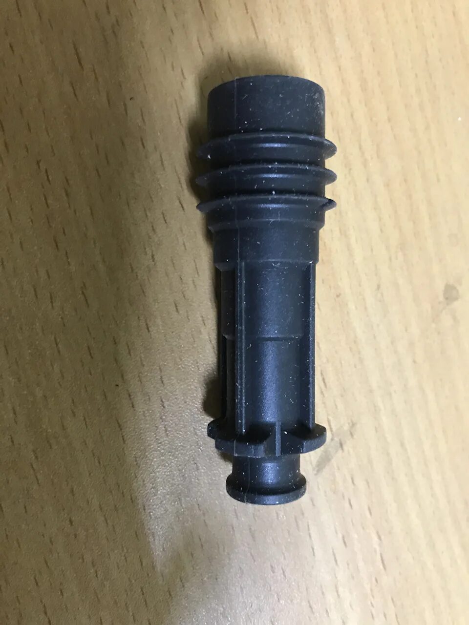Наконечники на свечи зажигания. Наконечник свечной ngk 8898. Ngk 8031 наконечник свечи. Наконечник свечи зажигания м4. Ngk sb05f 8080.