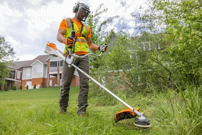 Сколько работает триммер. Триммер stihl. костюм для кошения травы триммером. триммер для травы штиль модельный ряд с 2010 года. скошенная трава триммером большая площадь.