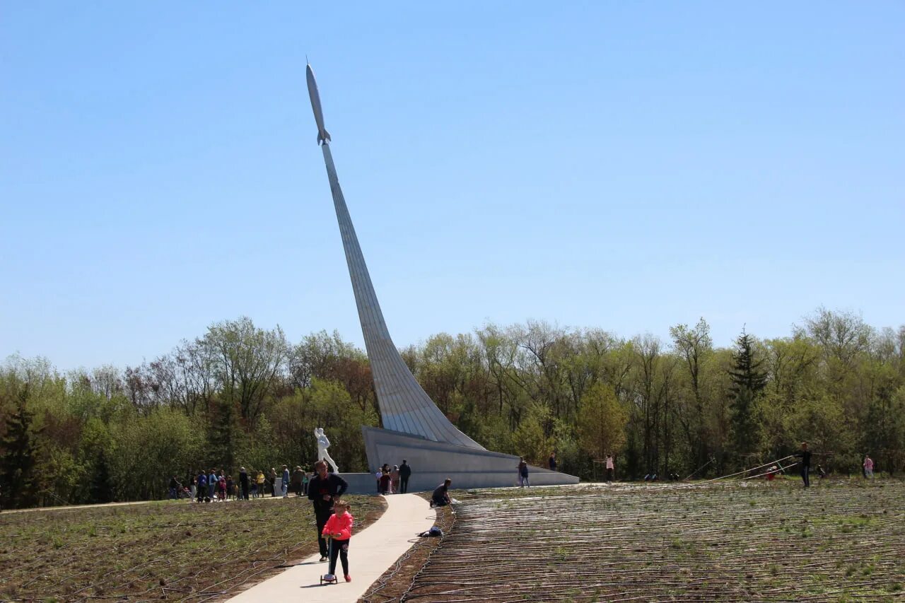 Место приземления гагарина в энгельсе. Парк приземления Гагарина Энгельс. Парк покорителей космоса Саратов. Парк покорителей космоса в Энгельсе. Памятник приземление Гагарина в Энгельсе.