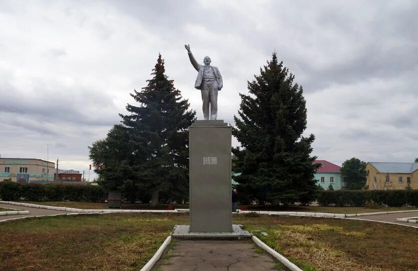 Памятник Ленину Аткарск. Аткарск Привокзальная площадь. Аткарск памятник на вокзале. Памятники Ленину в Саратовской области.