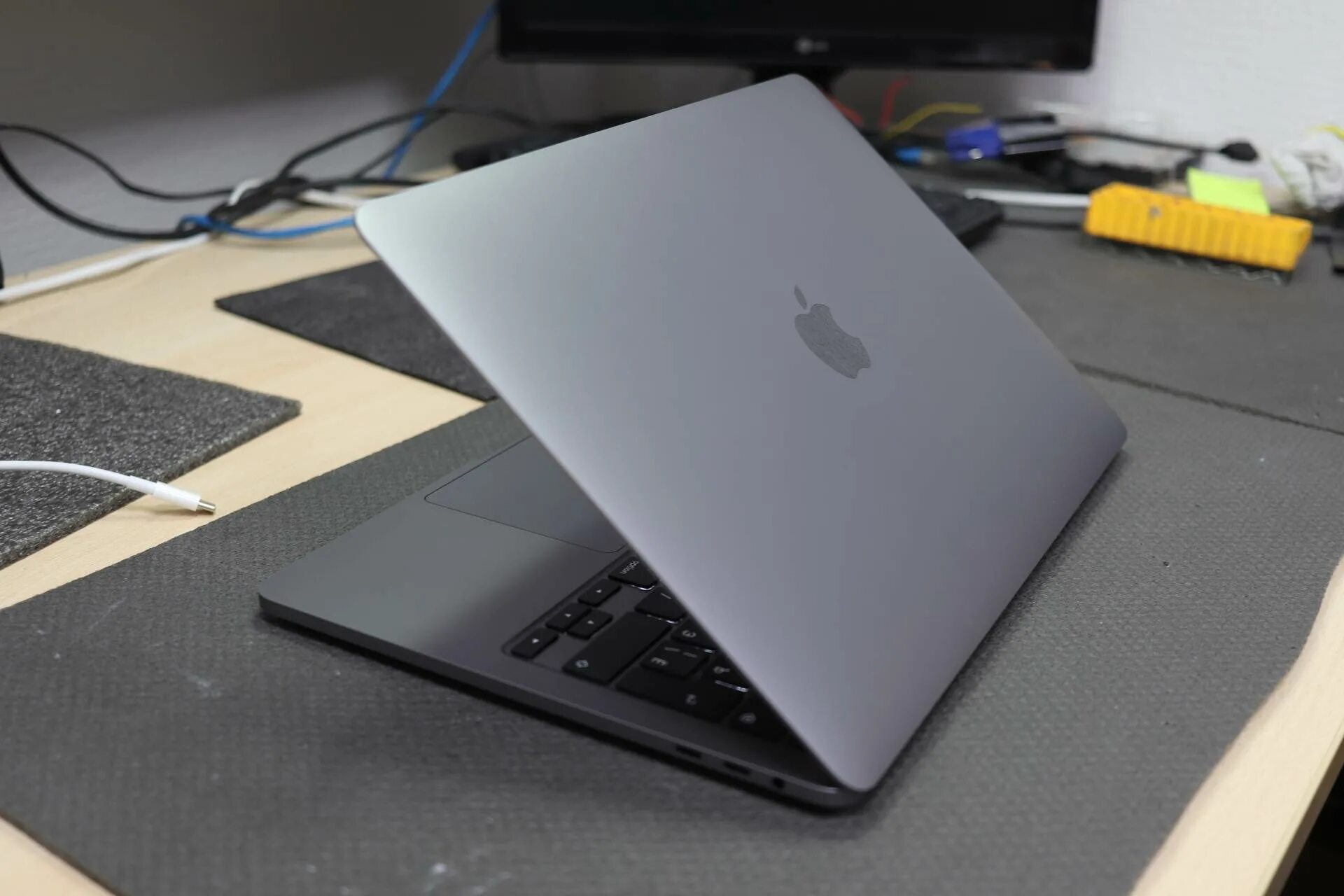 Ремонт macbook undefined. Сервисный центр макбук. ремонт макбуков. macbook в разборе. мастер по ремонту macbook.