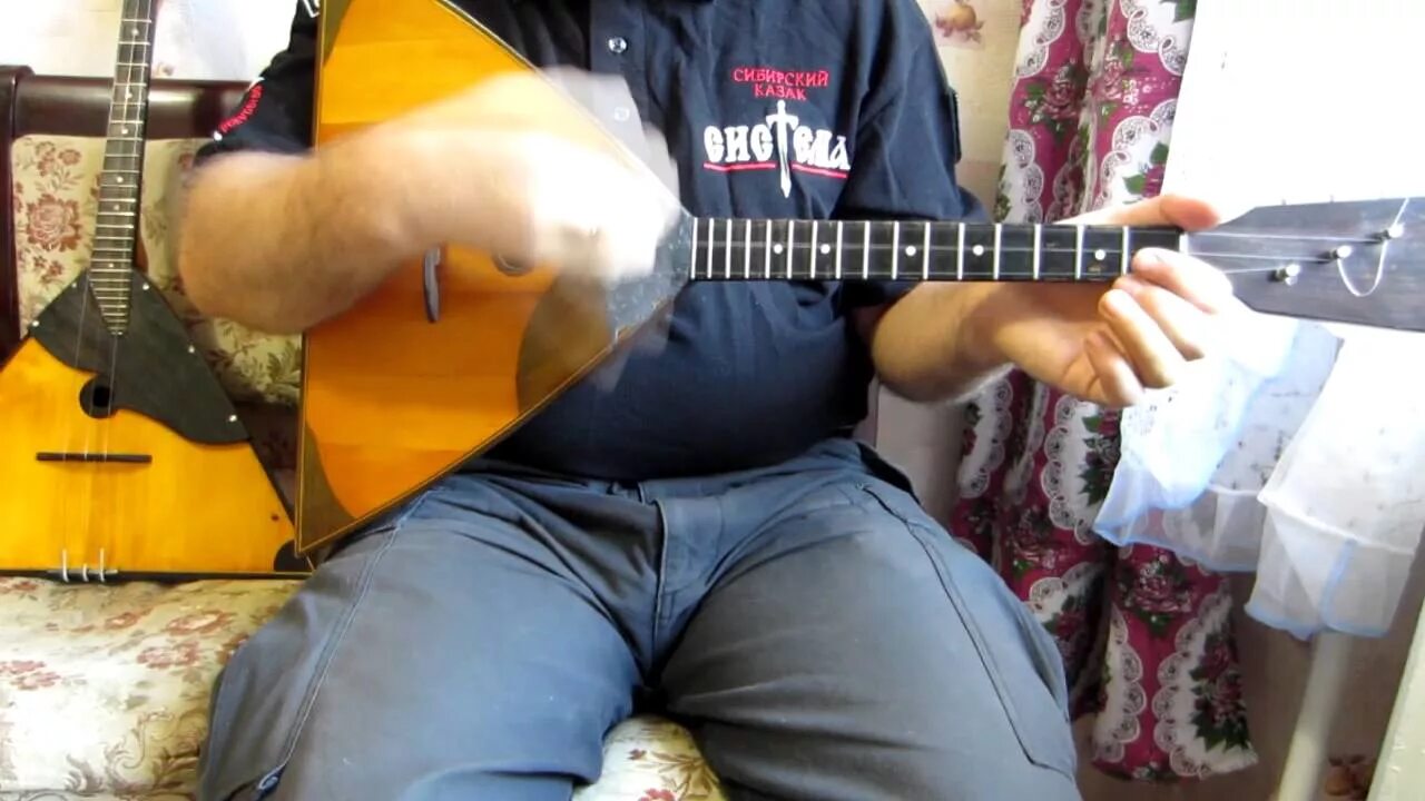 Барыня на балалайке наигрыш. Народный строй балалайки. Барыня на балалайке. Балалайка видео как играют. Настройка балалайки.