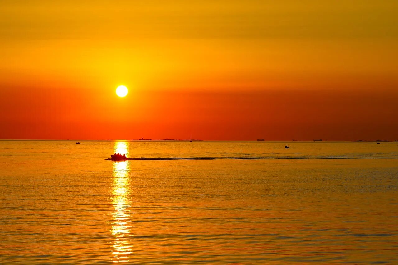Заря над морем. Море зари. Заря на море. Утренняя заря на море. Заря в океане.