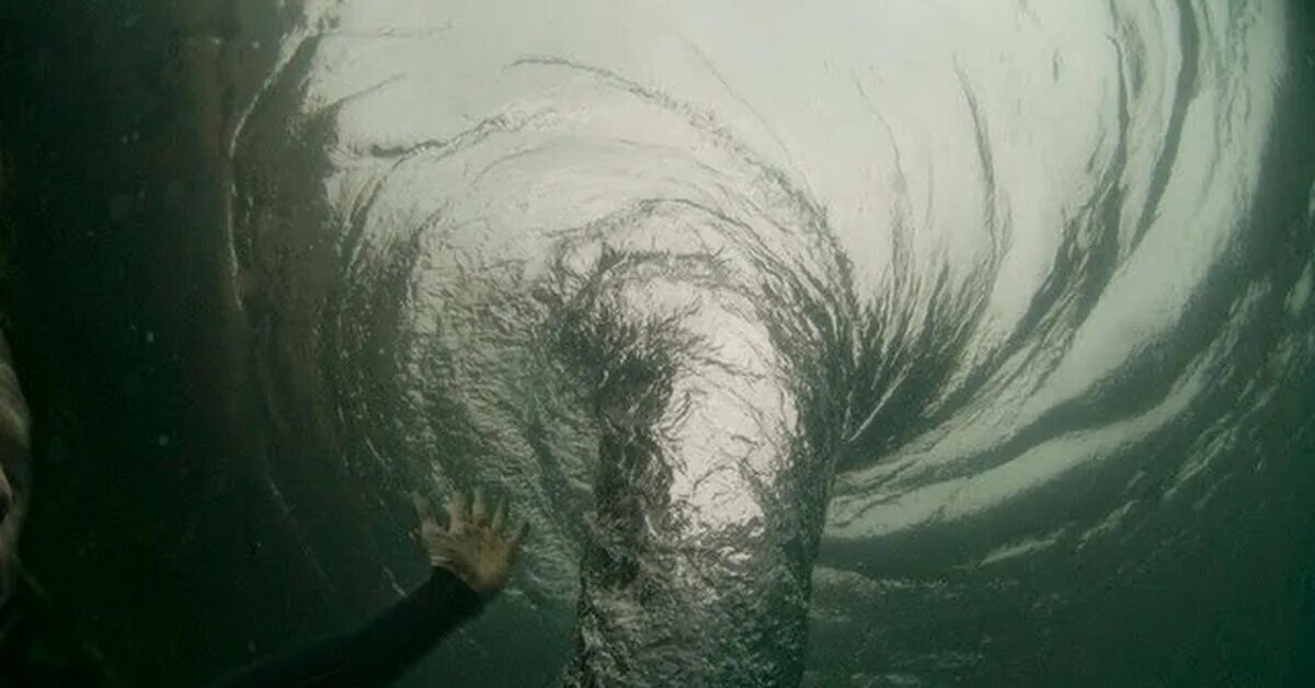 Водоворот Сальстраумен. Водоворот Дени Вильнев. Водоворот Геншин. Водяная воронка Торнадо. В глубине были видны