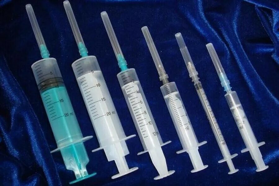 Большие уколы много больших уколов. Шприц. Кавказская пленница большой шприц. Шприц для внутрикожных инъекций 1 мл. Шприц 10 мл бейджинг.