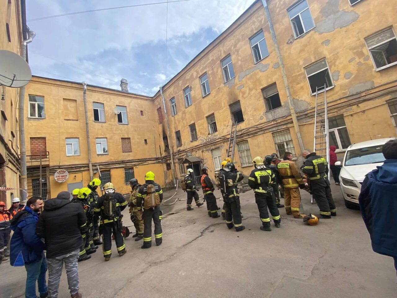 На обводном канале сегодня. Пожар. Пожар в квартире. Пожар на Обводном канале. Пожар в жилом доме.