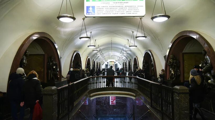 Площадь революции выход 11. Станция площадь революции богоявленский. станция площадь революции и театральная. метро охотный ряд театральная площадь революции. станция метро театральная переход на площадь революции.