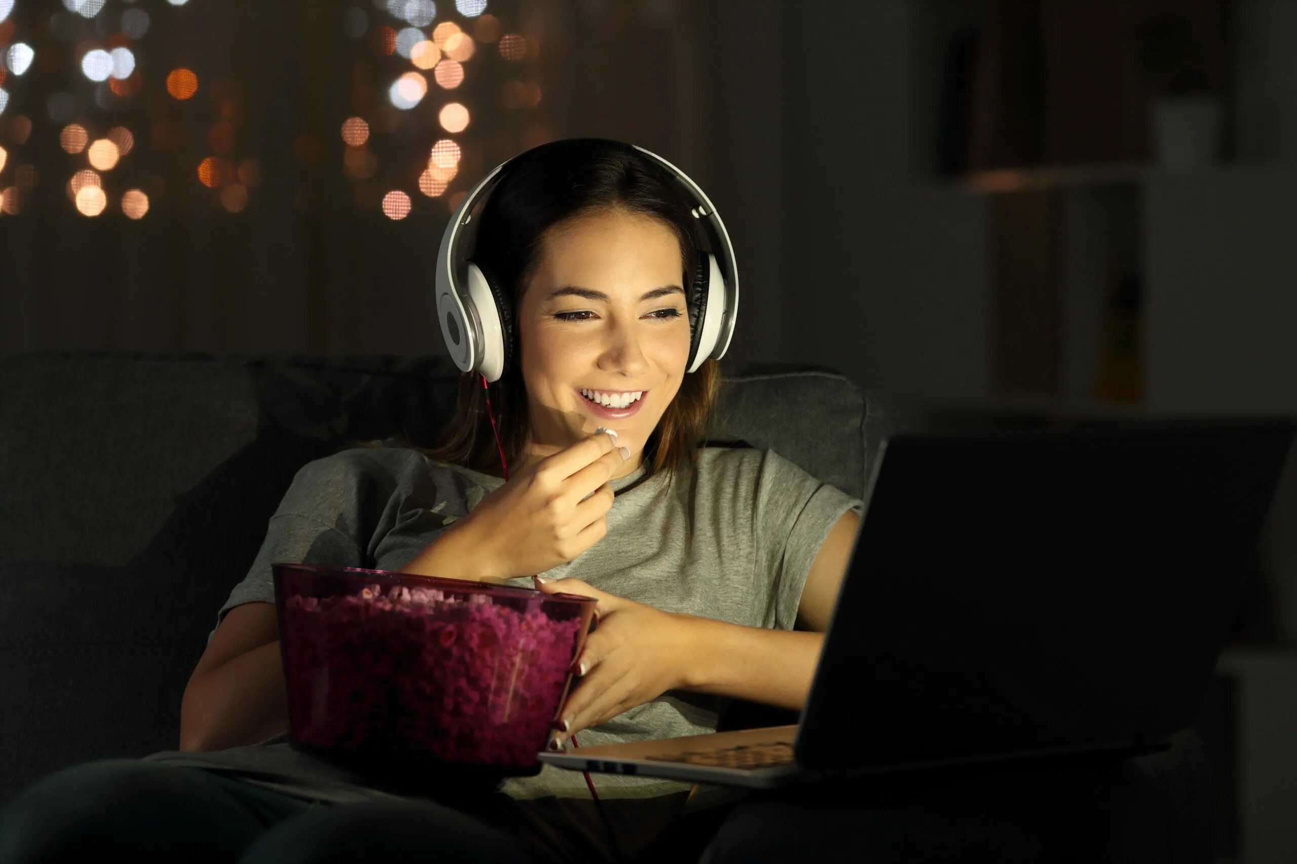 Семья в гостиной. Сидит перед телевизором. Нетфликс на телевизоре. Вечер перед телевизором. Телевизор.