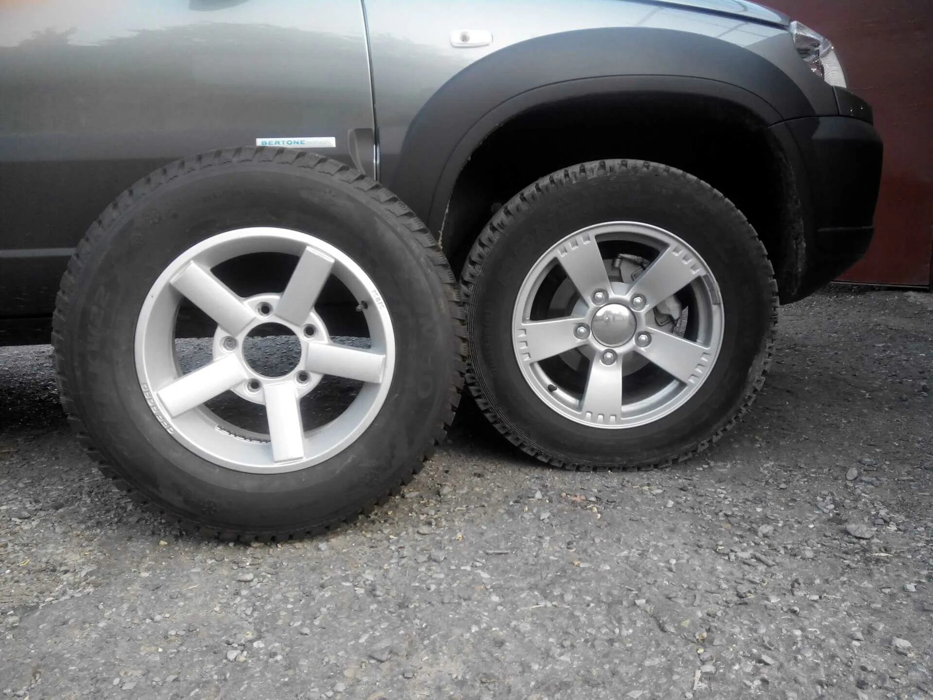 Нива шевроле какие размеры колес. 215/70 r15 на ниву шевроле. 215/70 r16 на ниву шевроле. нива шевроле на колесах 215/70 r15. 215 70 15 на ниву шевроле.