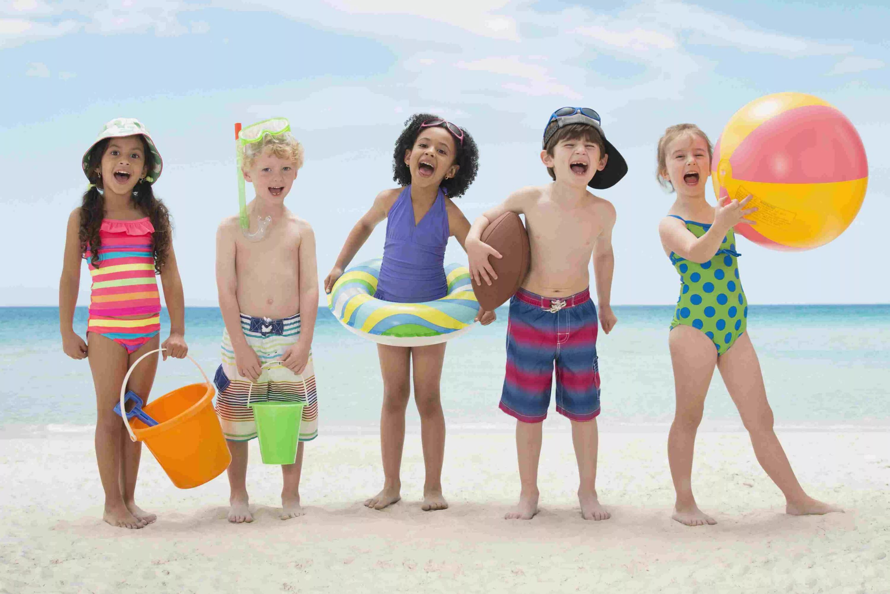 Naturism fun. Дети на море. Детский пляж. Лето дети море. Лето пляж дети.