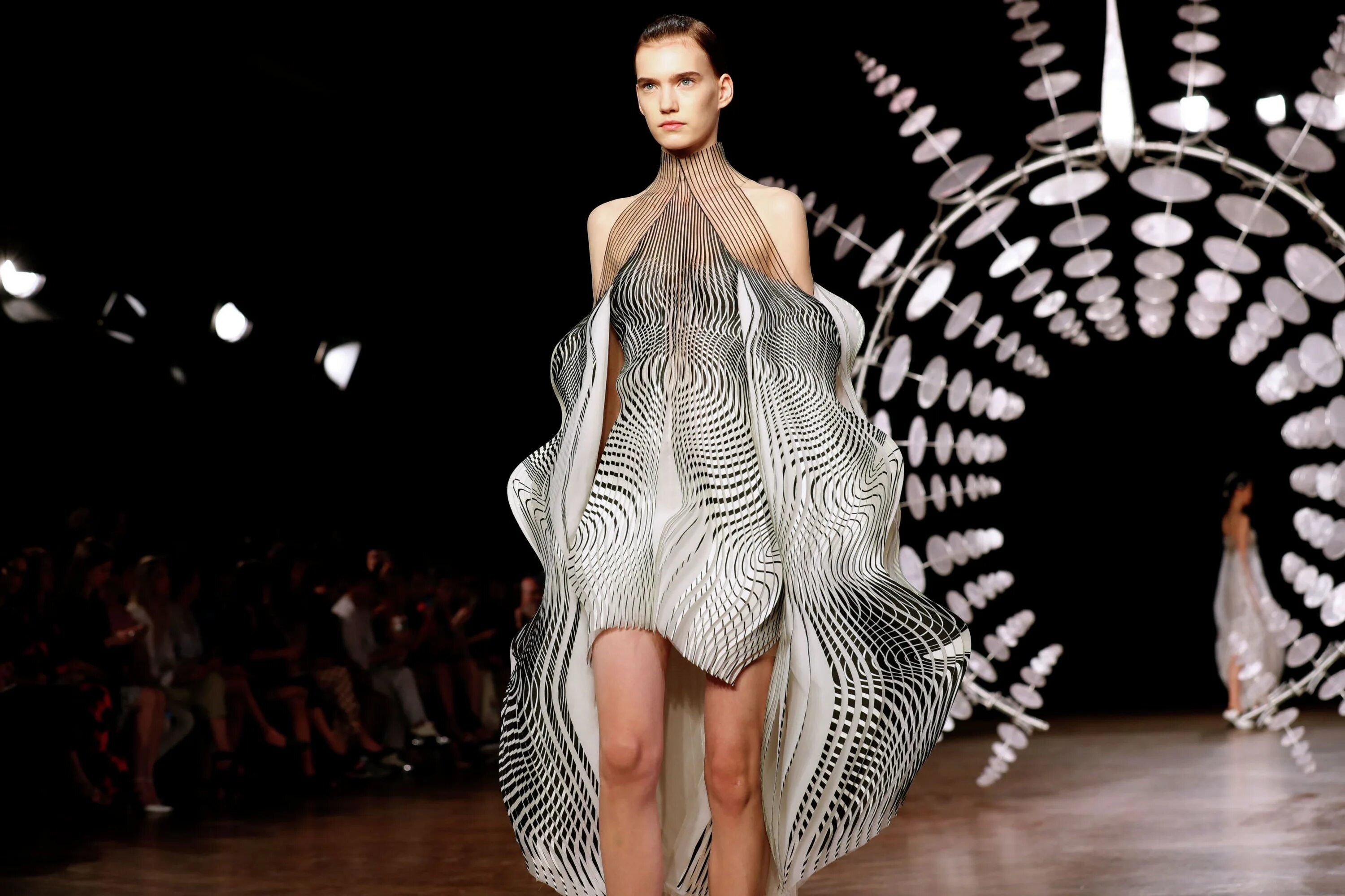 Новейшие тенденции направления. Айрис Ван Херпен 2022. Iris van Herpen Couture 2020. “Haute Couture” Ирис Ван Херпен. Ирис Ван Херпен коллекция 2022.